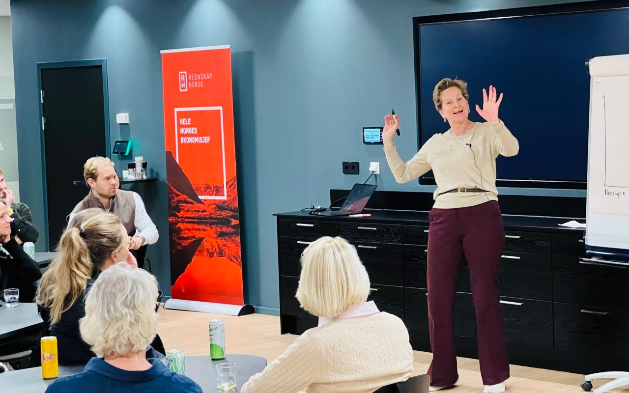 Foredragsholder Cathrine Magnus viste med all tydelighet at kroppsspråk er viktig når du har noe på hjerte! Foto: Regnskap Norge
