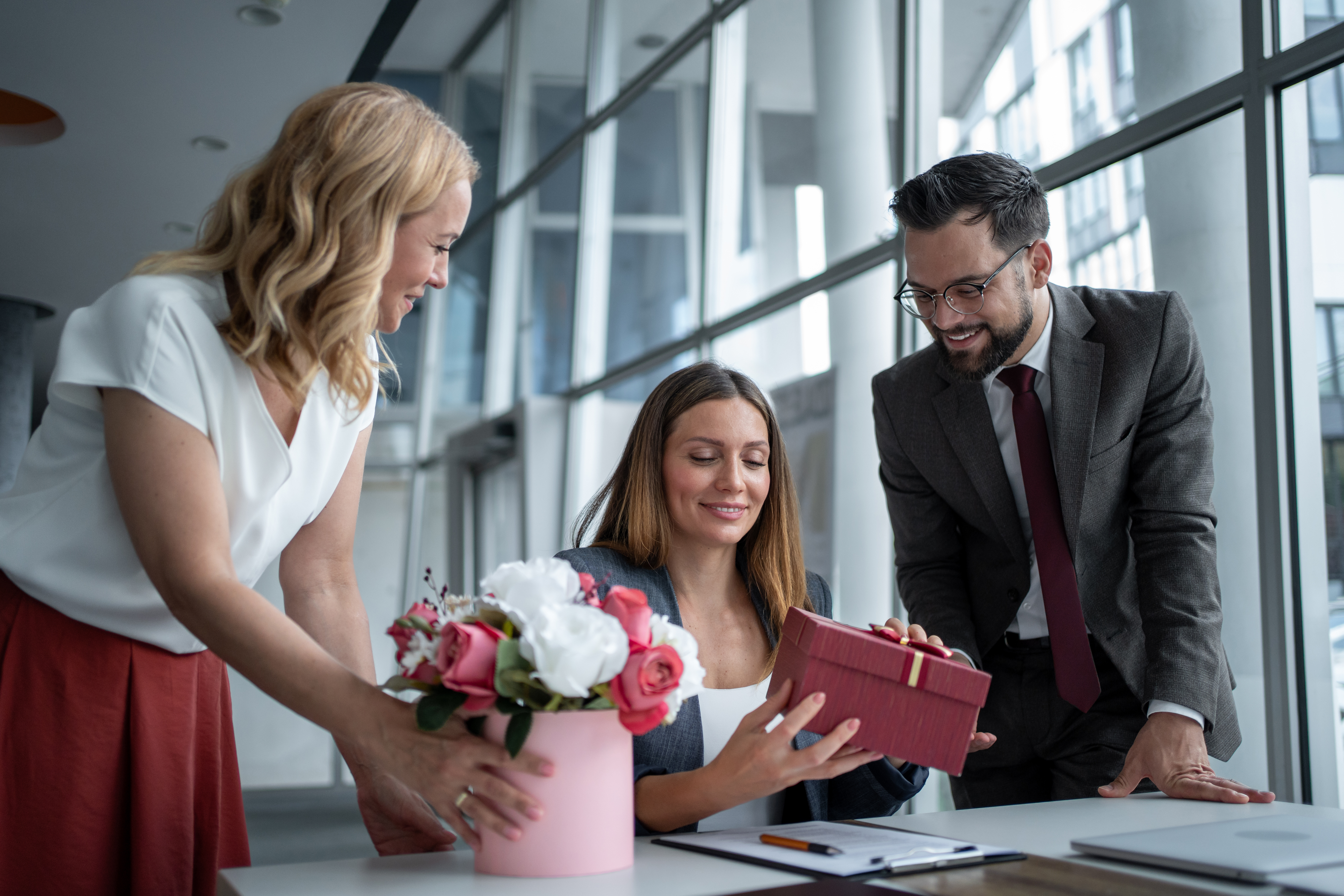 Ansatte kan under gitte forutsetninger få gaver inntil kr 4 000 skattefritt. Foto: AdobeStock