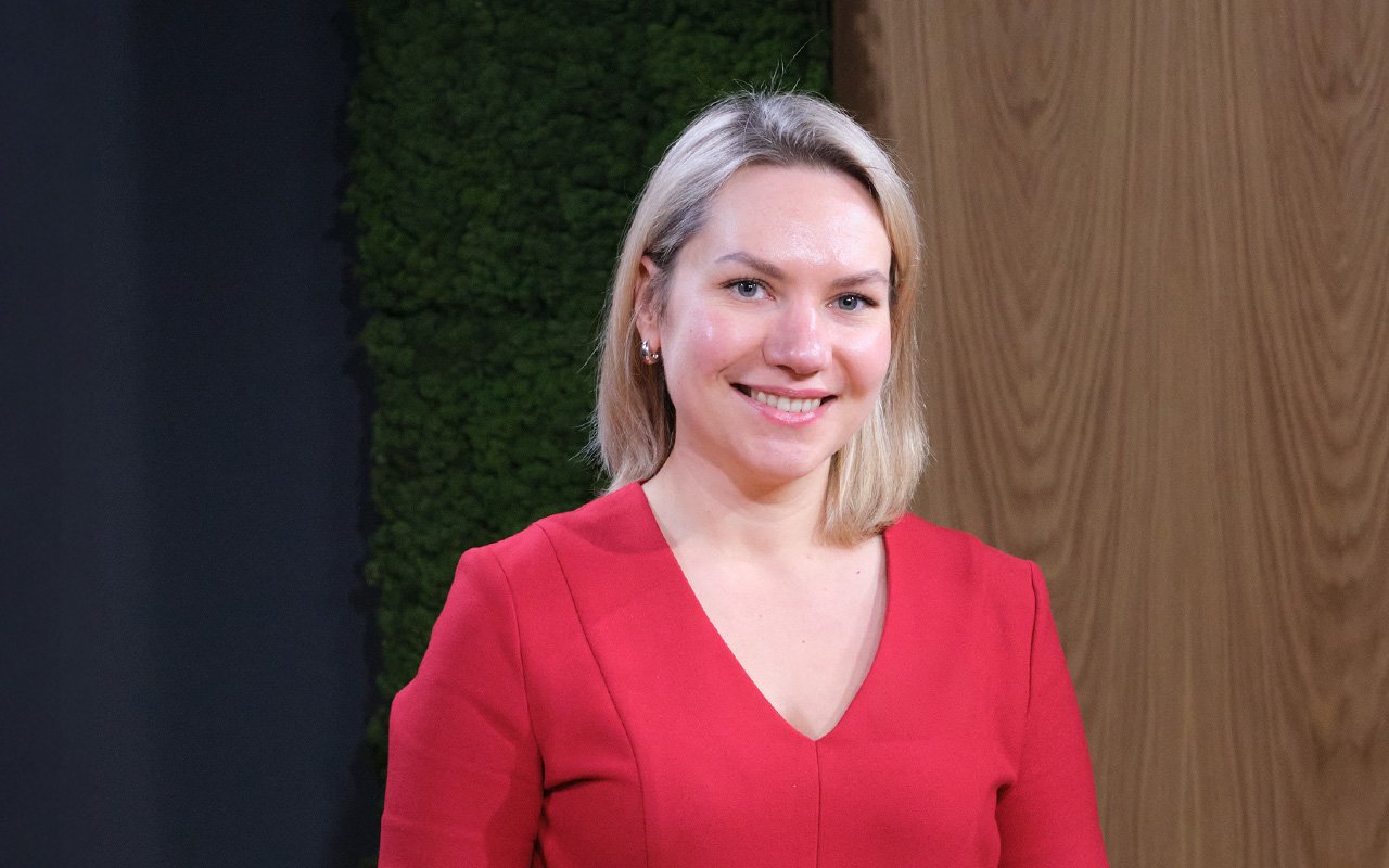 Det er spennende å hjelpe andre foretak og løfte dem opp, sier Victoria G. Stikholmen om kvalitetskontrollørrollen i Regnskap Norge-podden. Foto: Regnskap Norge